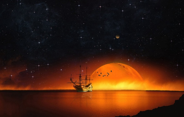 Старый корабль в море с большой оранжевой луной ночью 