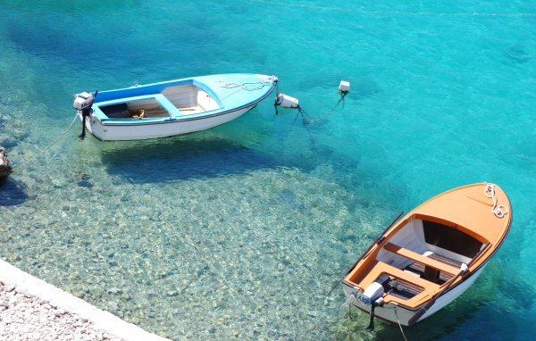 Две лодки на голубой воде океана