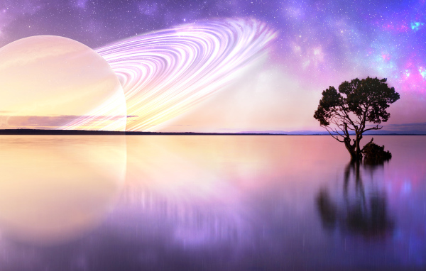 Большая планета Сатурн в небе над озером