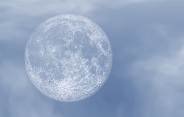 Большая белая холодная луна в небе 