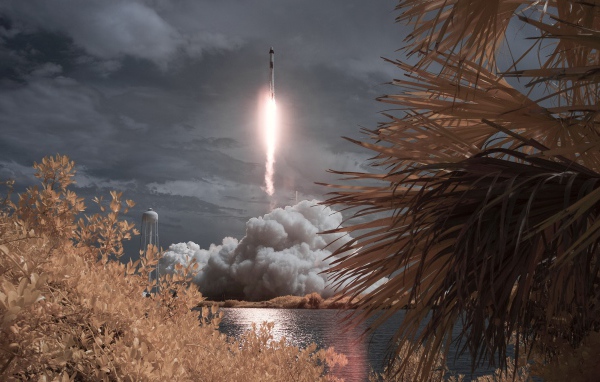 Ракета Falcon 9 совершает взлет с космодрома 
