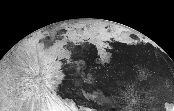 Вид на огромную луну на черном фоне 