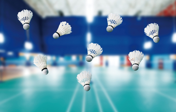 Воланчики в воздухе для игры в бадминтон