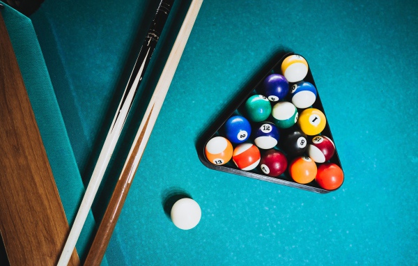 Шары для бильярда на столе с кием