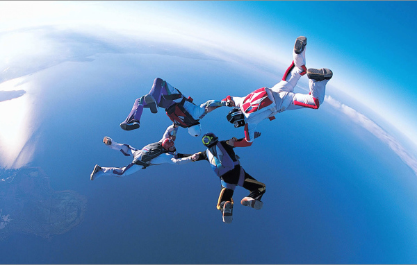 Четыре парашютиста в воздухе 