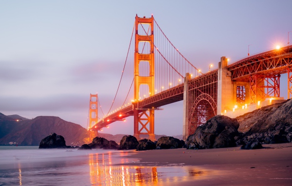 Мост Золотые Ворота в свете фонарей вечером