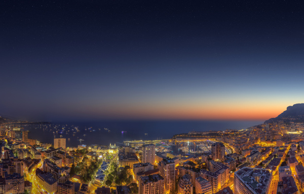 Вид на ночной город Монако под голубым небом