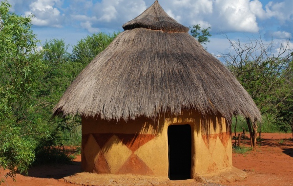 Глиняный дом на земле в Африке