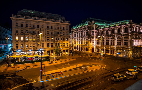 Старинные дома на ночной улице Вены, Австрия 