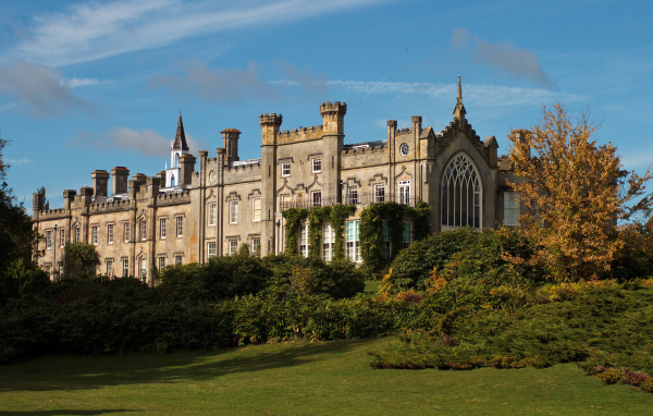 Красивый старинный замок в  Шеффилд парке, Англия