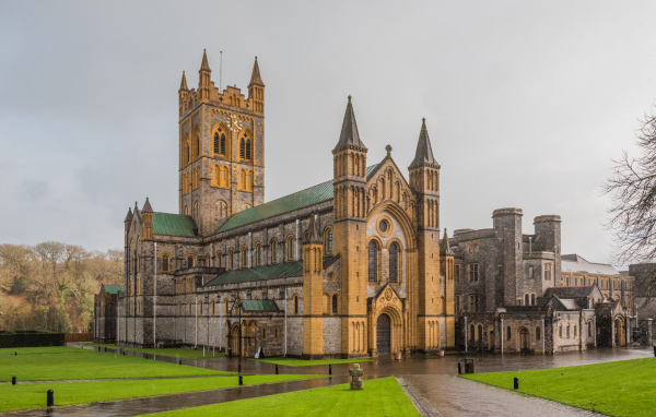 Старинное здание под дождем, Англия 