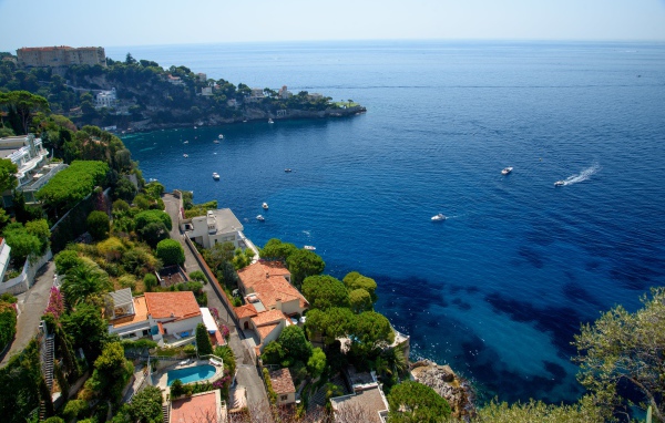 Вид на дома на холме у залива, Франция 