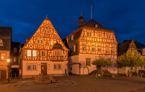 Дома на ночной улице в городе Кирхберг, Германия