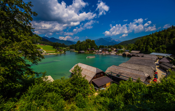 Дома на берегу озера под голубым небом, Германия