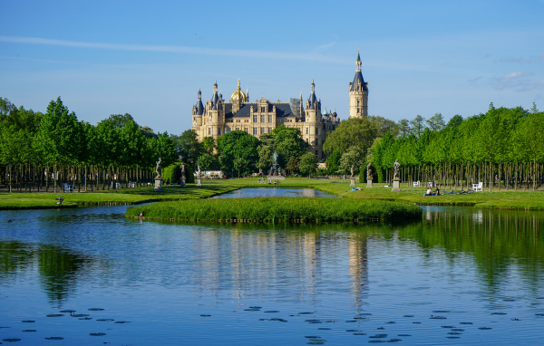 Вид на красивый Шверинский замок у пруда, Германия 