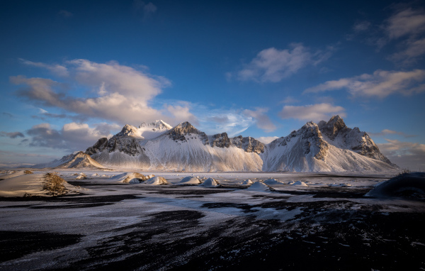 Заледеневшее озеро у заснеженных гор, Исландия