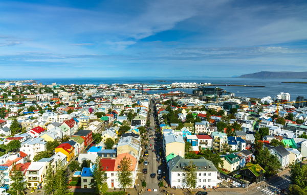 Вид на дома в городе под голубым небом, Исландия 