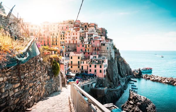 Дома в городе на скале у океана, Италия