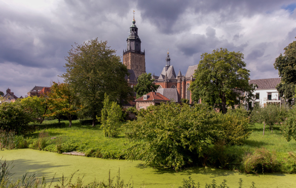 Большой старинный дом в парке, Нидерланды 