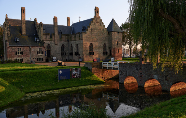 Старый замок Radboud  у реки, Нидерланды 