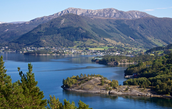 Вид на величественные горы и фьорд, Норвегия