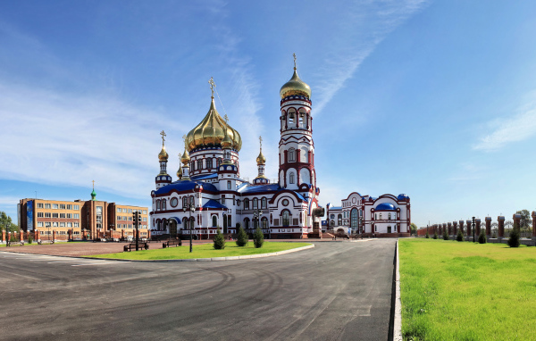 Красивый храм под голубым небом, Россия 