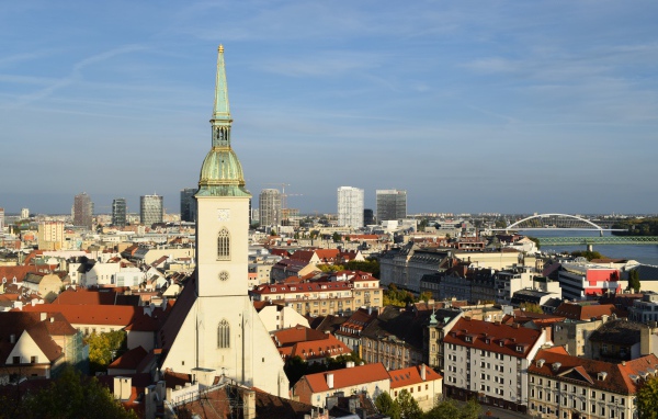 Вид на старый собор и город Братислава, Словакия  
