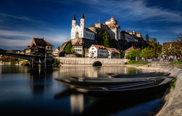 Церковь на берегу реки под голубым небом, Швейцария 