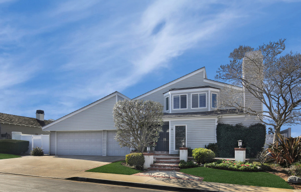 Красивый дом в Калифорнии под голубым небом, США