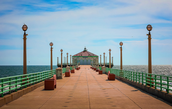 Красивый мост к пристани в океане, США