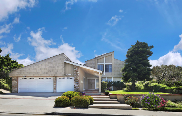 Красивый дом на улице под голубым небом, США