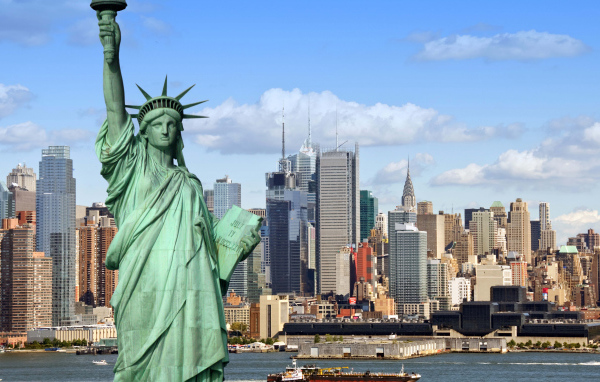 Статуя свободы на фоне небоскребов, США