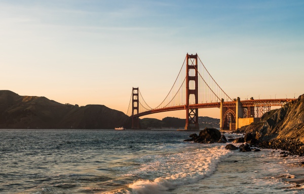 Золотой мост соединяет берега Сан - Франциско, США 