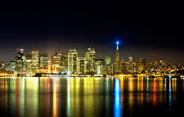 Красивый ночной город Сан Франциско отражается в воде