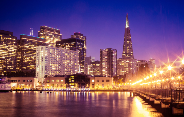 Вид на ночные небоскребы Сан Франциско, США