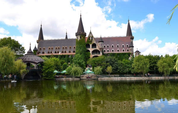 Красивый сказочный замок Равадиново у воды, Болгария