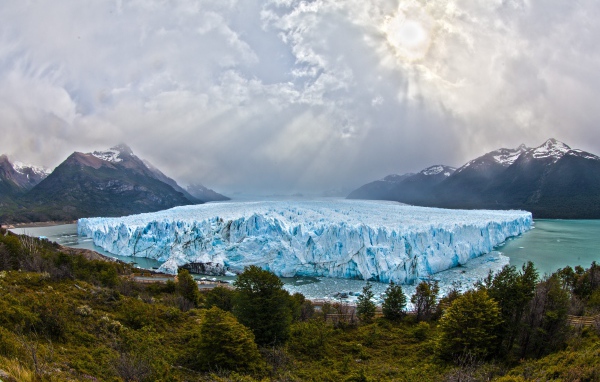 Голубой ледник Перито Морено в лучах солнца, Аргентина 