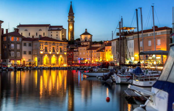 Дома на берегу реки ночью, Словения