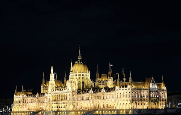 Здание венгерского парламента ночь на черном фоне
