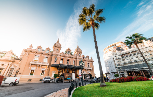 Центр города Монте Карло под голубым небом, Монако