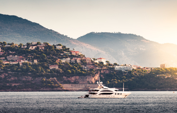 Белая яхта в море на фоне города Монте Карло, Монако