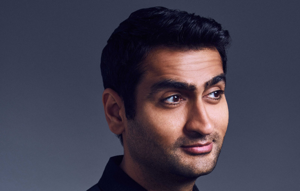 Актер Кумэйл Нанджиани на сером фоне