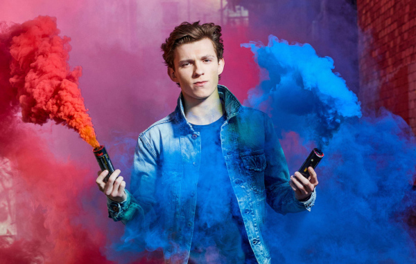 Актер Том Холланд с дымовыми шашками в руках