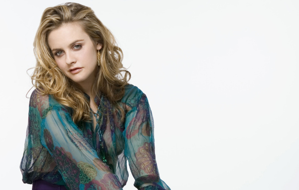 Актриса Алисия Сильверстоун на белом фоне