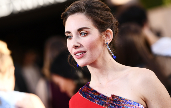 Актриса Элисон Бри в красивом платье