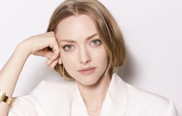 Актриса Аманда Сейфрид в белой рубашке 