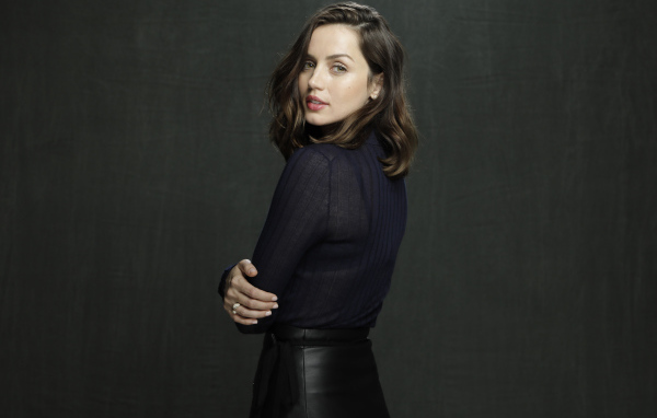 Актриса Ана де Армас в черной юбке на сером фоне