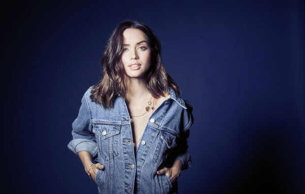 Актриса Ана де Армас в джинсовой куртке