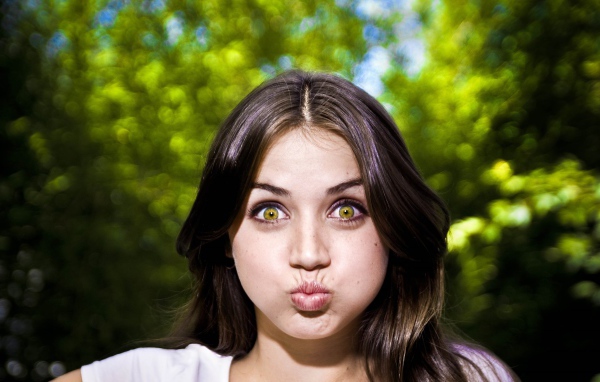 Актриса Ана де Армас надула щеки 