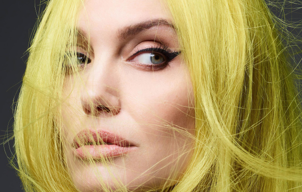 Актриса Анджелина Джоли с белыми волосами 